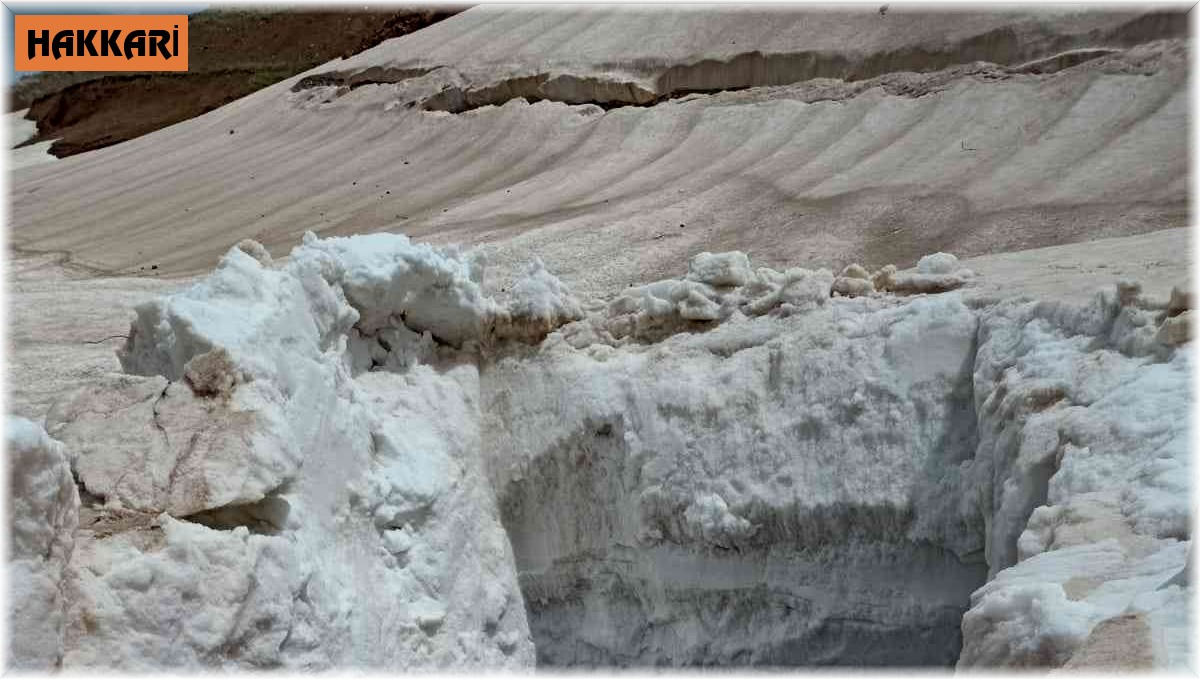 Yüksekova'da Mayıs ayına rağmen 5 metrelik kar tünellerinde çalışma