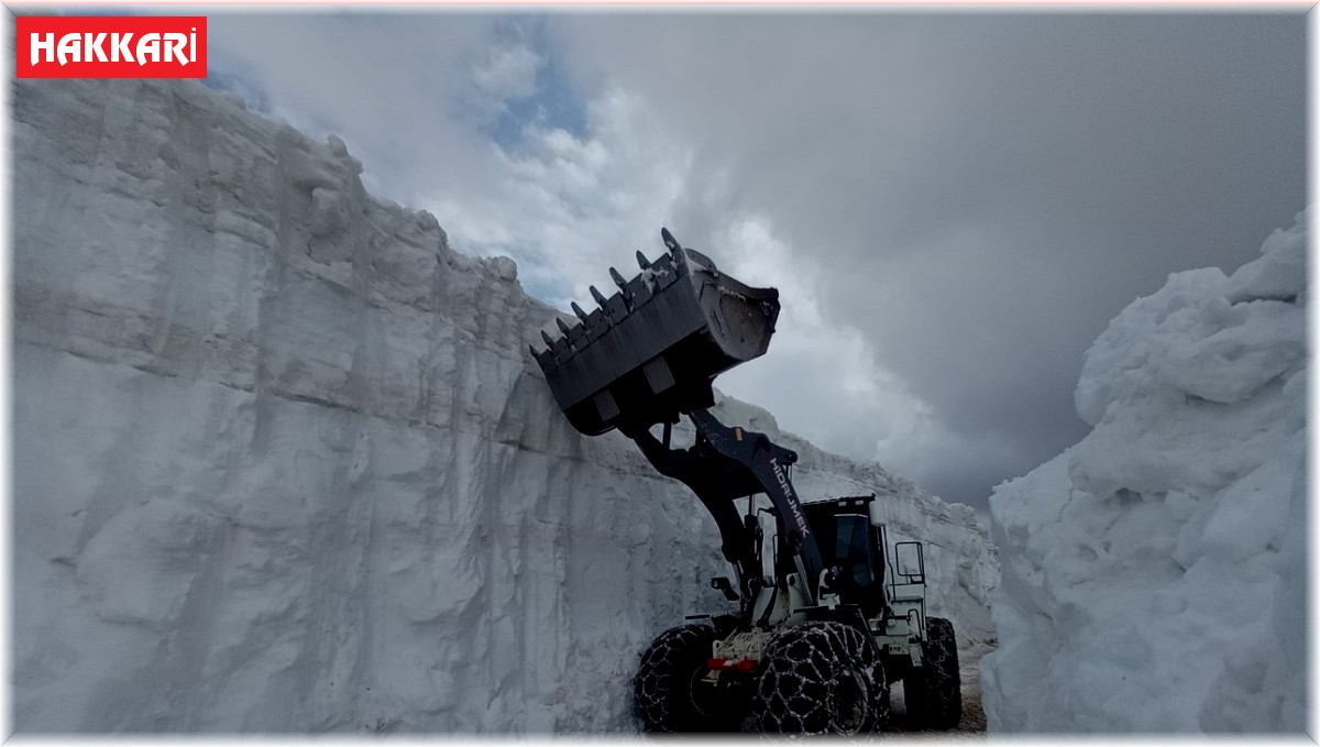 Yüksekova'da mayıs ayında 6 metrelik kar tünelleri şaşırtıyor