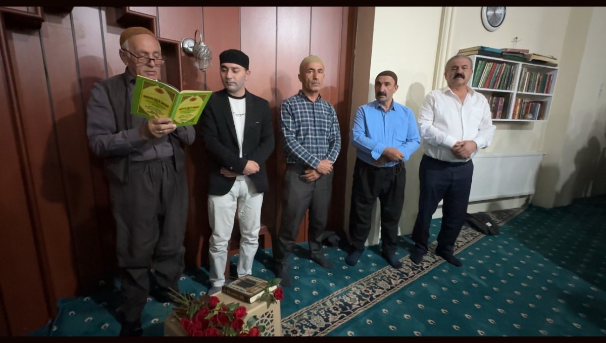 Yüksekova'da Mevlid Kandili coşkusu: Gül, şerbet ve tatlı ikramı renkli anlar yaşattı