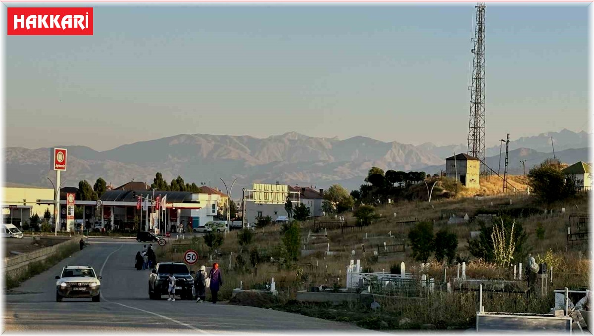Yüksekova'da mezarlıkta yer kalmadı, mezarlar yola taştı