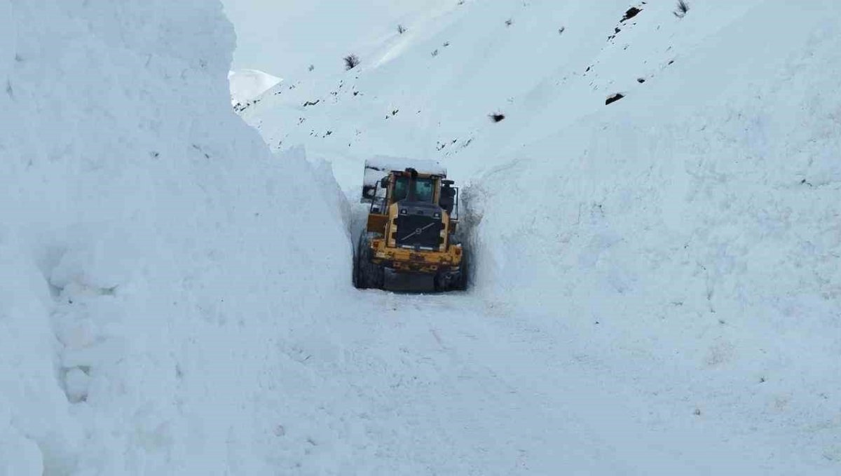 Yüksekova'da mezra yoluna düşen çığ temizlendi
