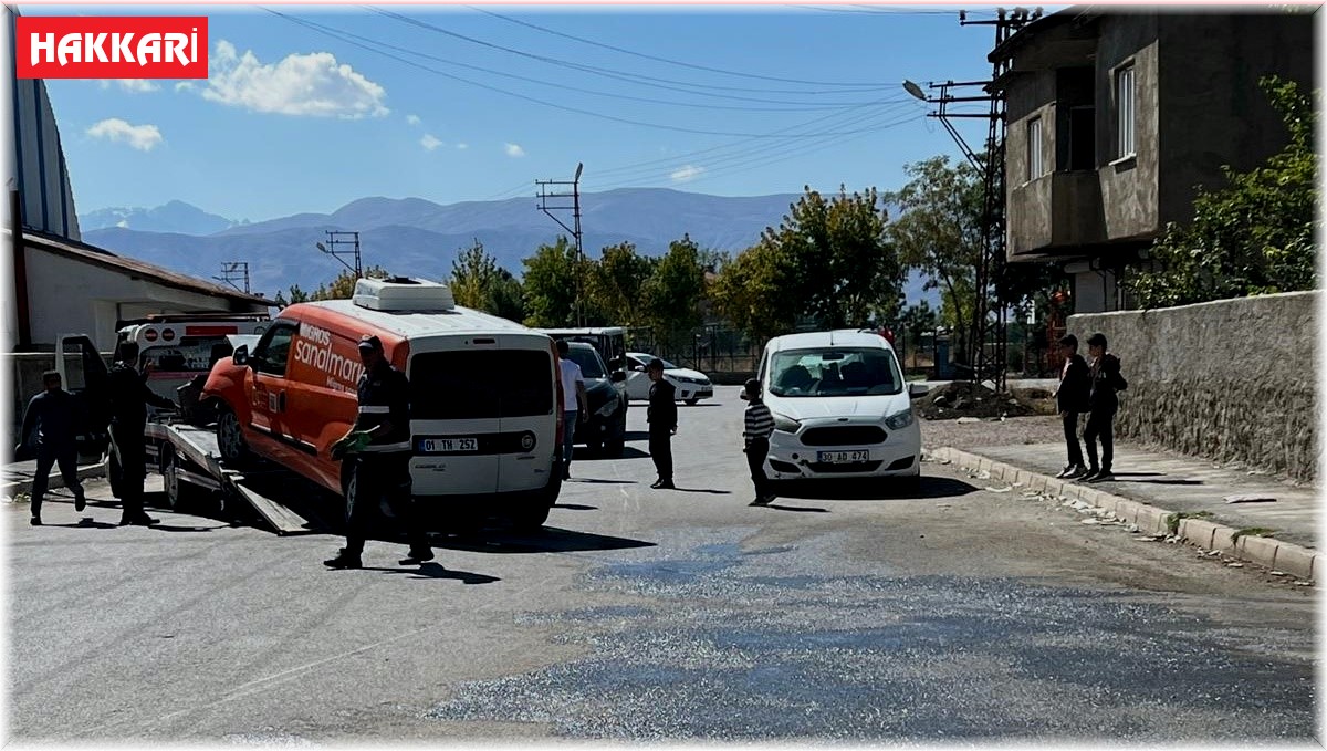 Yüksekova'da minibüs ile kamyonet çarpıştı: 3 yaralı