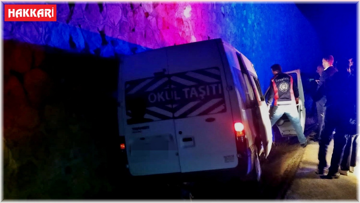 Yüksekova'da minibüs istinat duvarına çarptı: 1 ölü