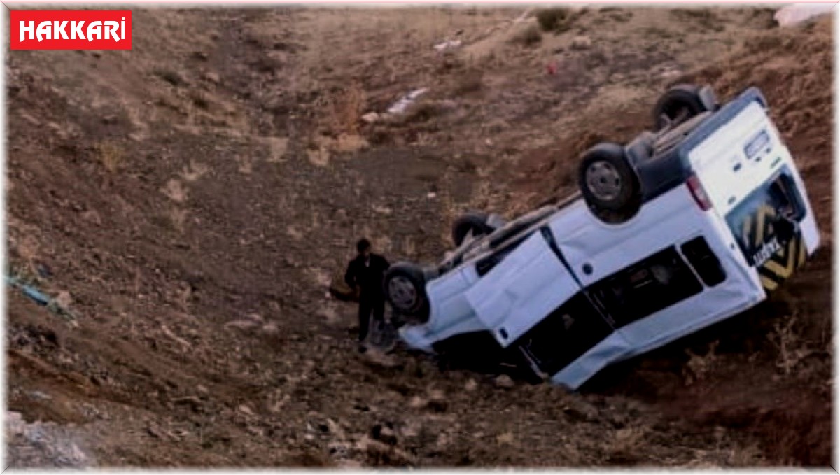 Yüksekova'da minibüsün uçuruma yuvarlandığı kazada 11 öğrenci yaralandı