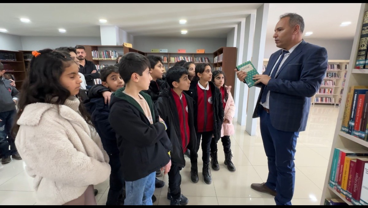 Yüksekova'da öğrencilere kütüphane tanıtımı yapıldı