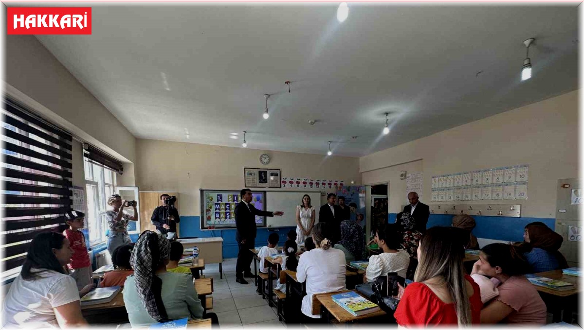 Yüksekova'da okullar açıldı: Tüm öğrencilerin sıralarına kitaplar bırakıldı