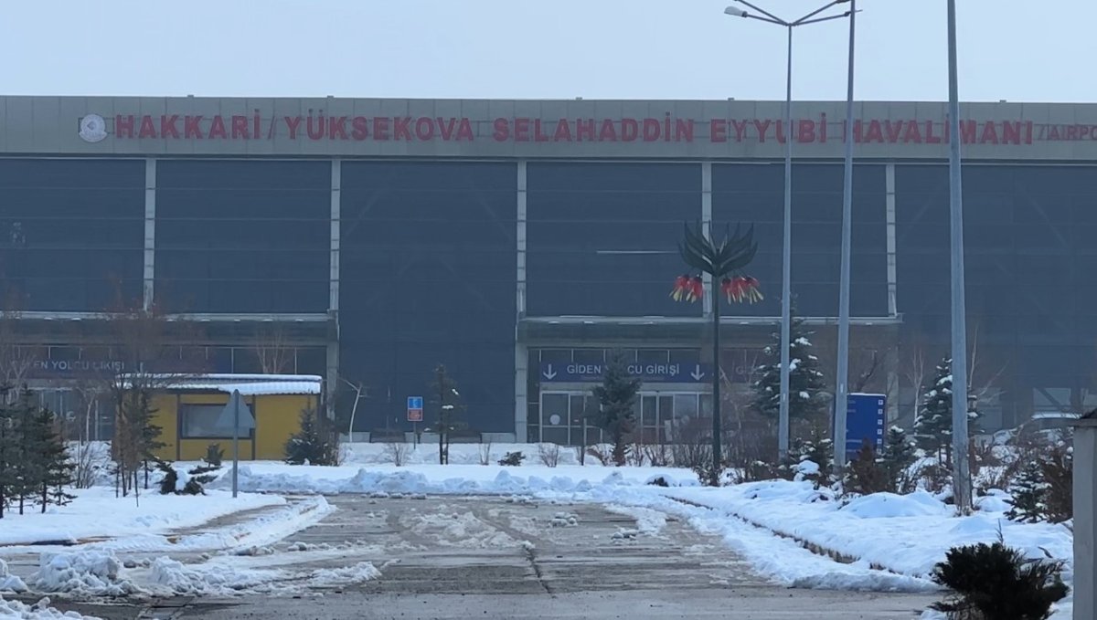 Yüksekova'da olumsuz hava şartları ulaşımı etkiledi