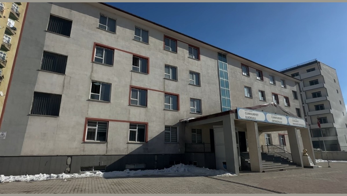 Yüksekova'da örnek uygulama: Okulun pencereleri güvenli hale getirildi