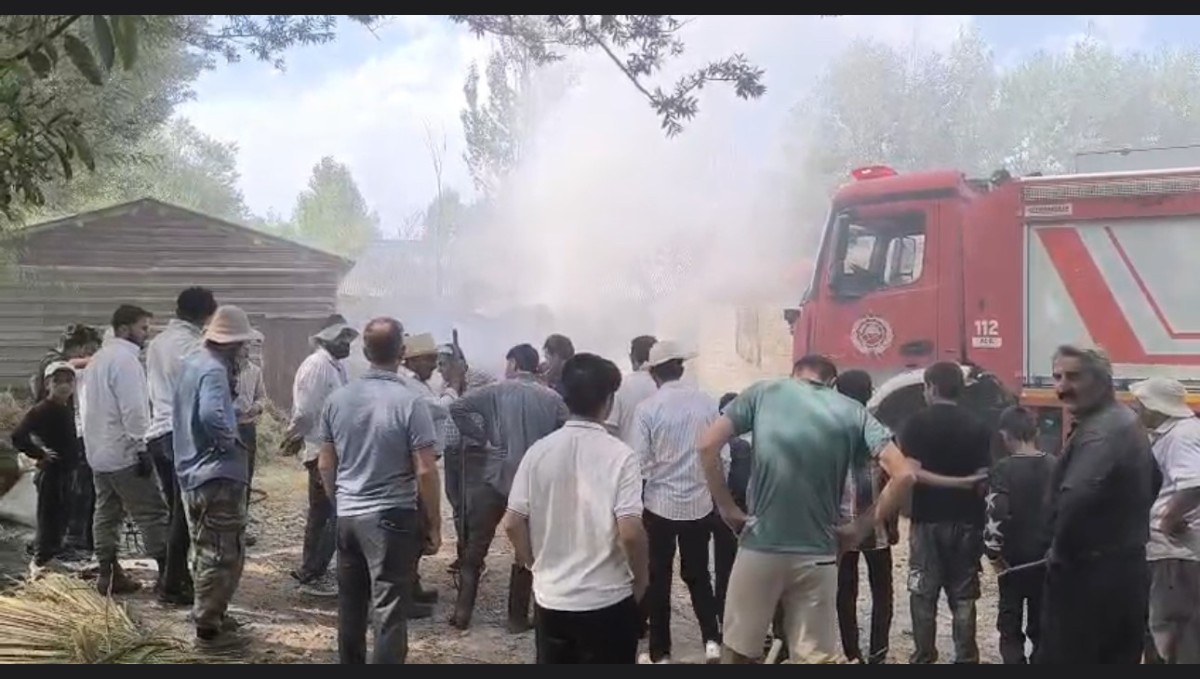 Yüksekova'da ot yangını: Bin bağ ot küle döndü