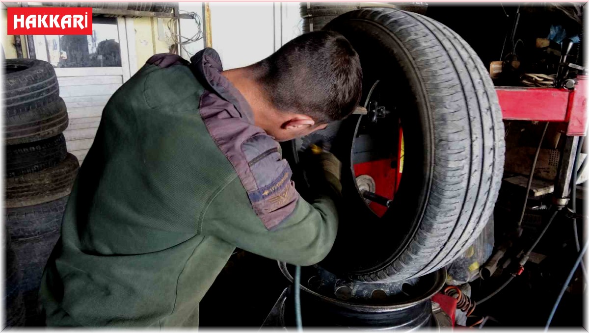 Yüksekova'da oto lastikçilerde bahar yoğunluğu