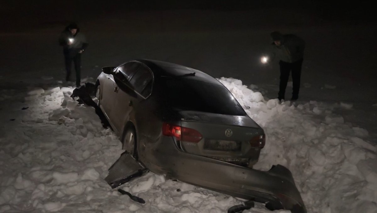 Yüksekova'da otomobil 30 metre savrularak kar yığınına saplandı: 3 yaralı