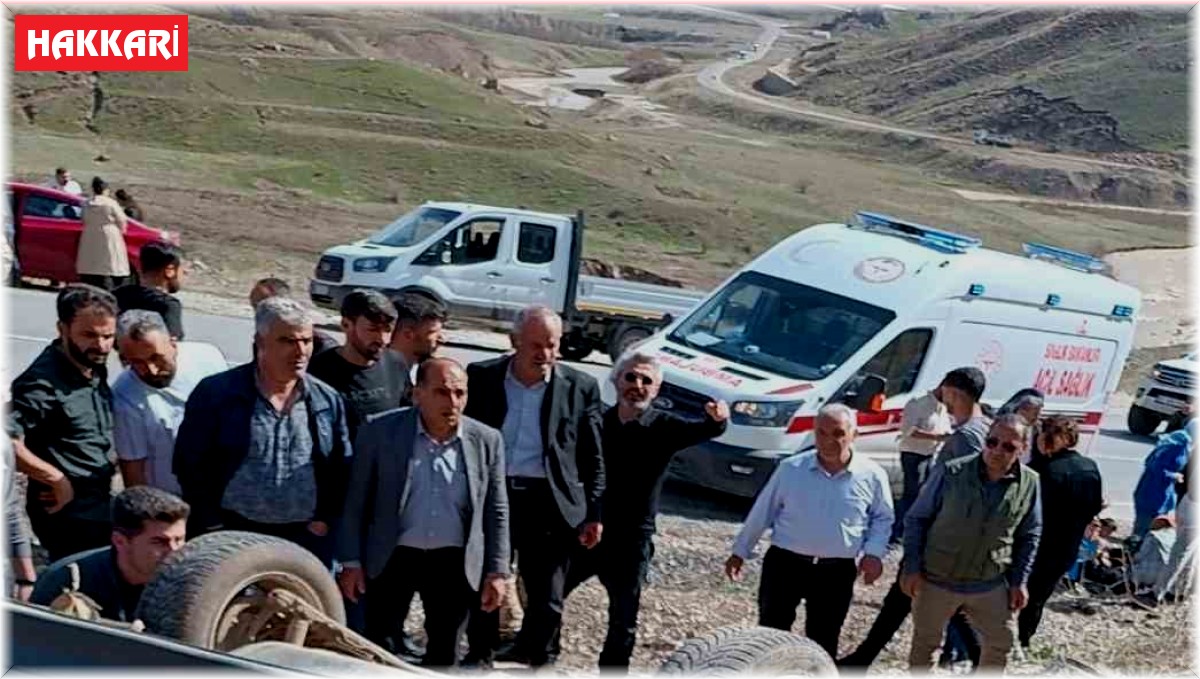 Yüksekova'da otomobil devrildi: 9 yaralı