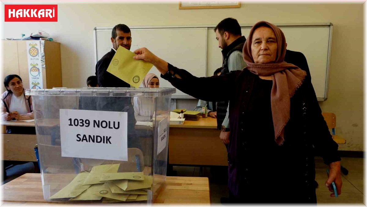 Yüksekova'da oy kullanma işlemi başladı