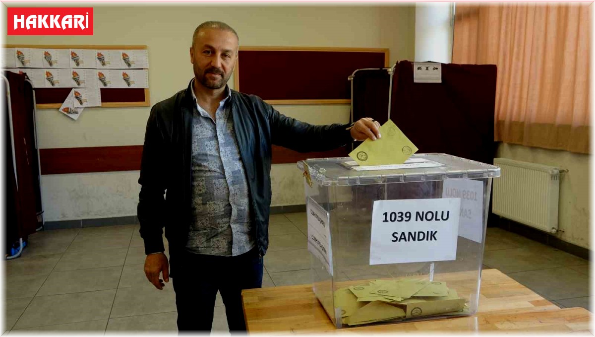 Yüksekova'da oy kullanma işlemi devam ediyor