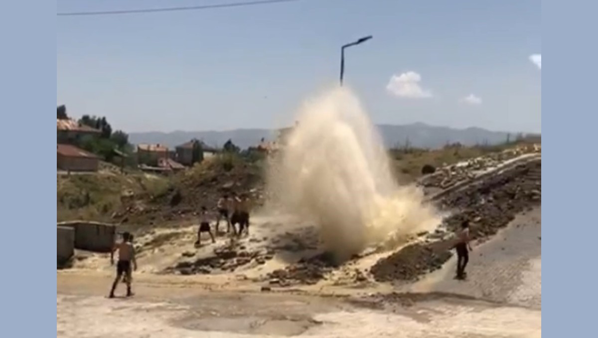 Yüksekova'da patlayan su hattı çocukların serinleme durağı oldu