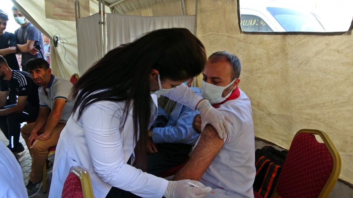 Yüksekova'da randevusuz aşı çadırına yoğun ilgi