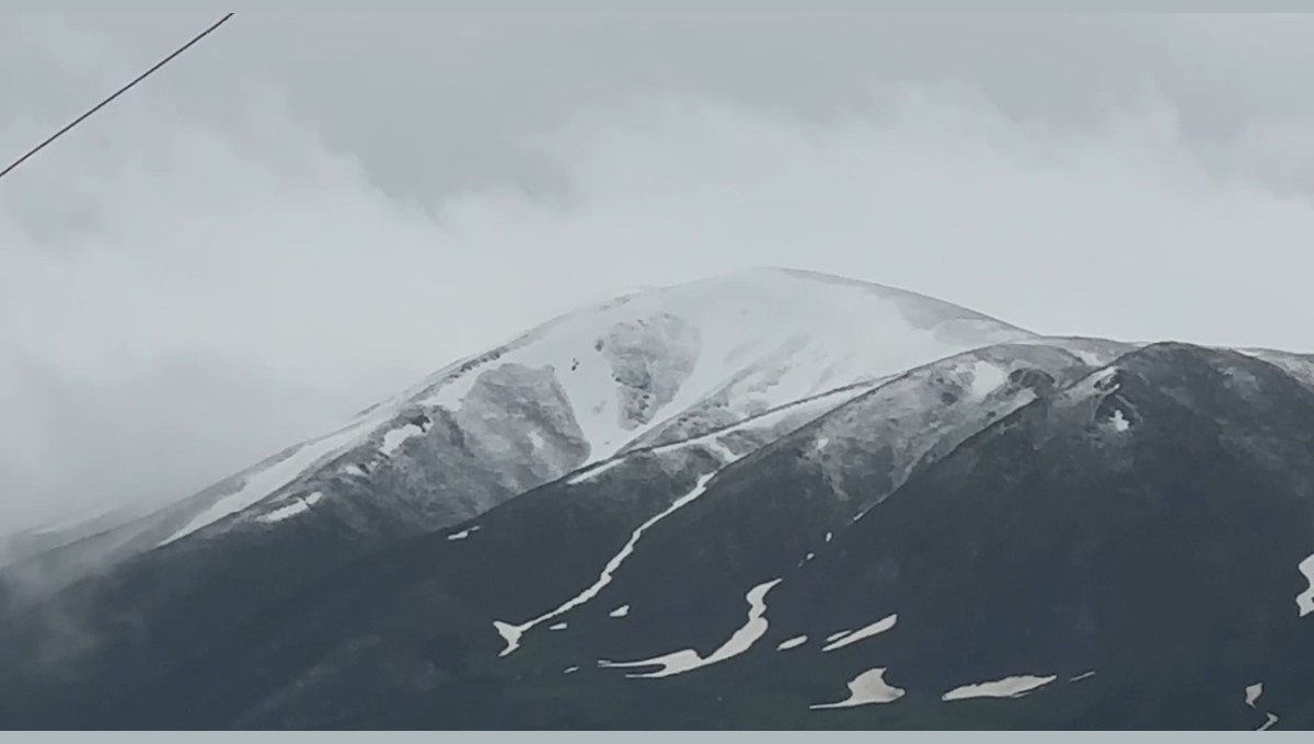 Yüksekova'da sağanak ve kar yağışı etkili oldu