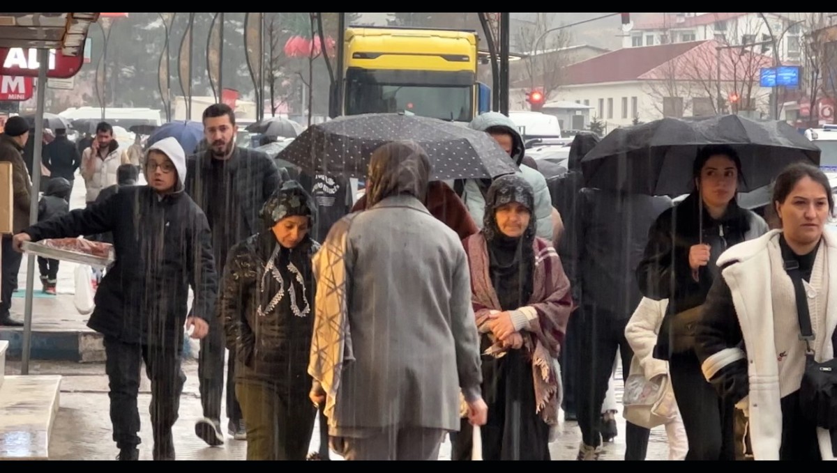 Yüksekova'da sağanak yağış etkili oldu