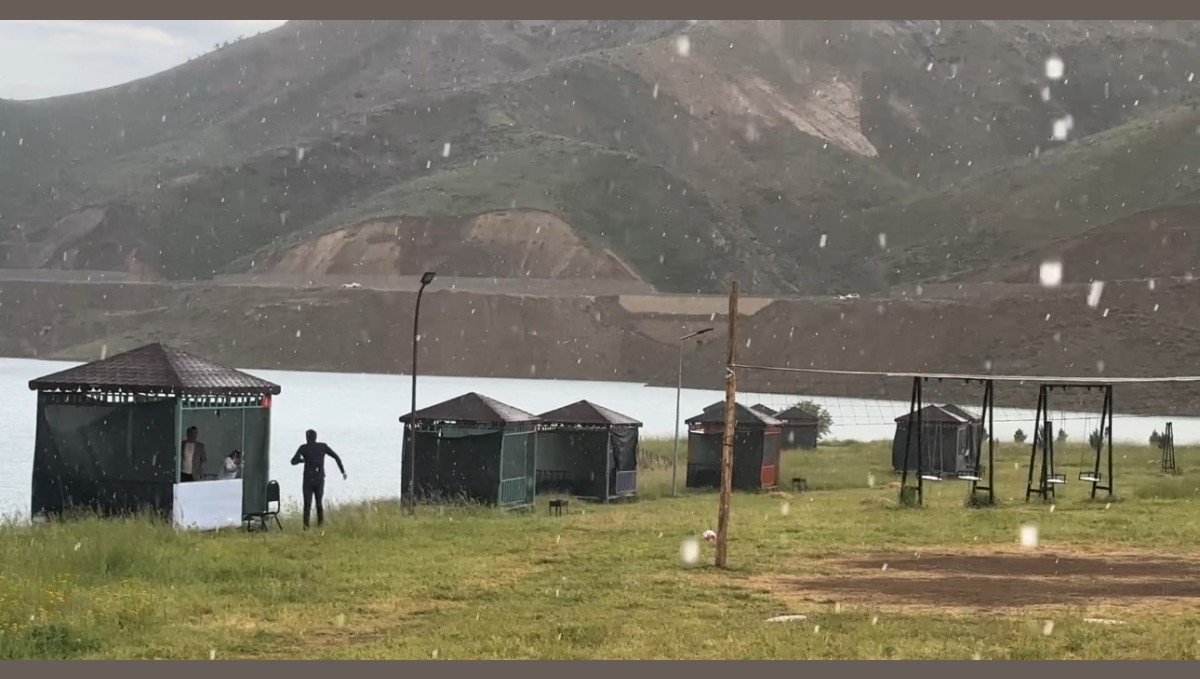Yüksekova'da sağanak yağış etkili oldu