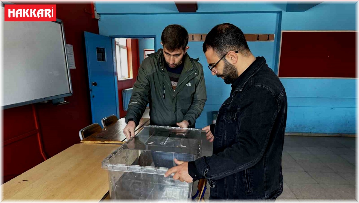 Yüksekova'da sandıklar okullara yerleştirildi