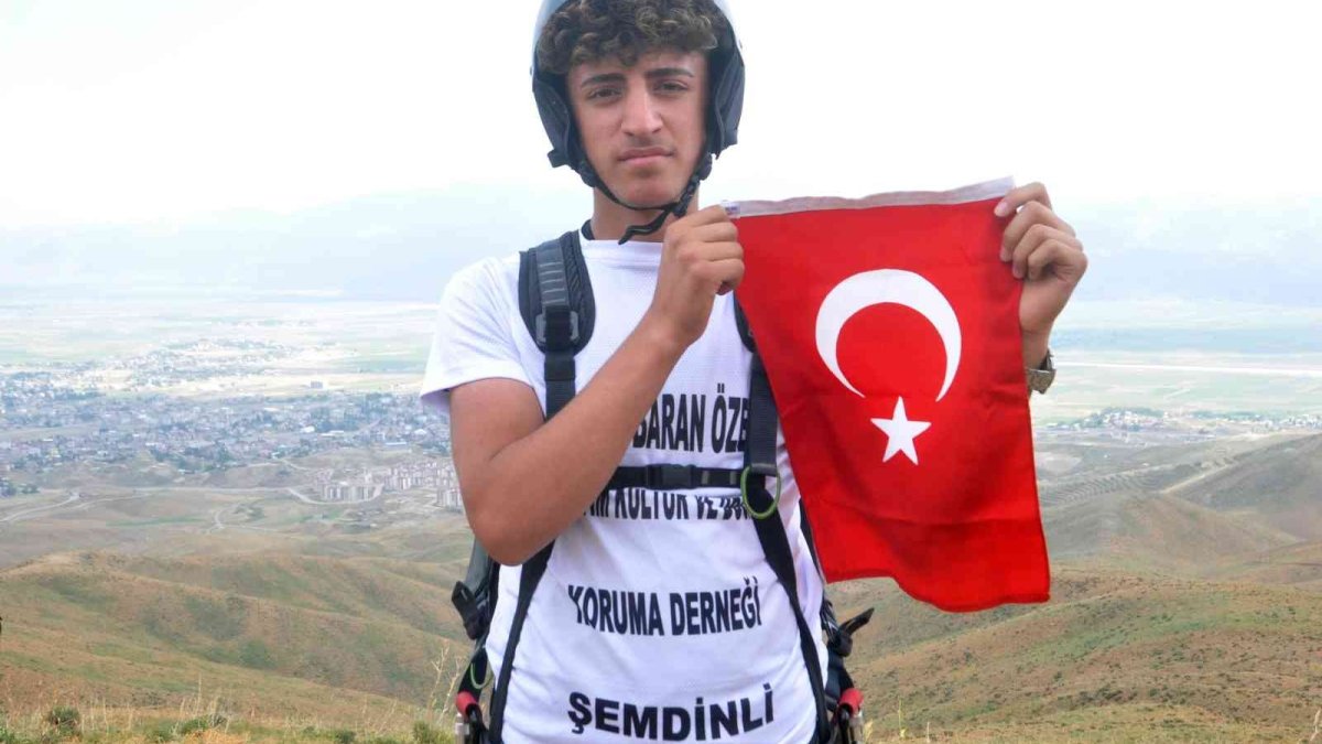 Yüksekova'da şehit oğlunun paraşütle uçma hayali gerçek oldu