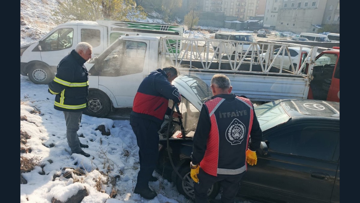 Yüksekova'da seyir halindeki otomobil yandı