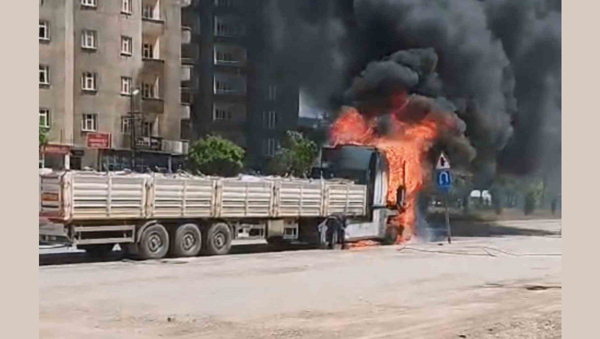 Yüksekova'da seyir halindeki tır alev alev yandı
