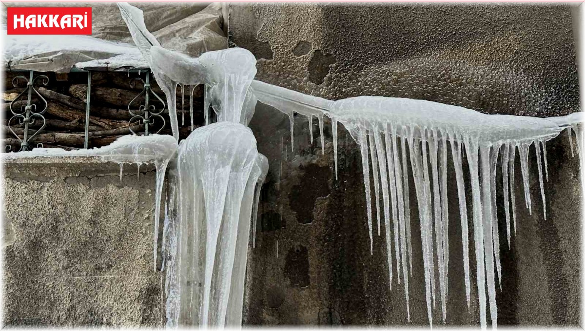 Yüksekova'da Sibirya soğukları; çatılarda buz sarkıtları 4 metreyi geçti