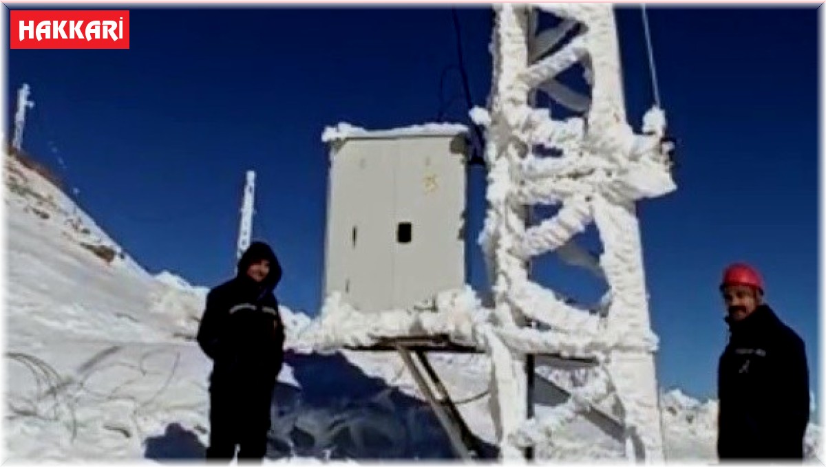 Yüksekova'da Sibirya soğuklarını aratmayan görüntü: Elektrik direkleri buz tuttu