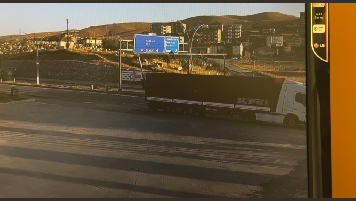 Yüksekova'da sinyalizasyon direğine çarpan tır güvenlik kamerasına yansıdı