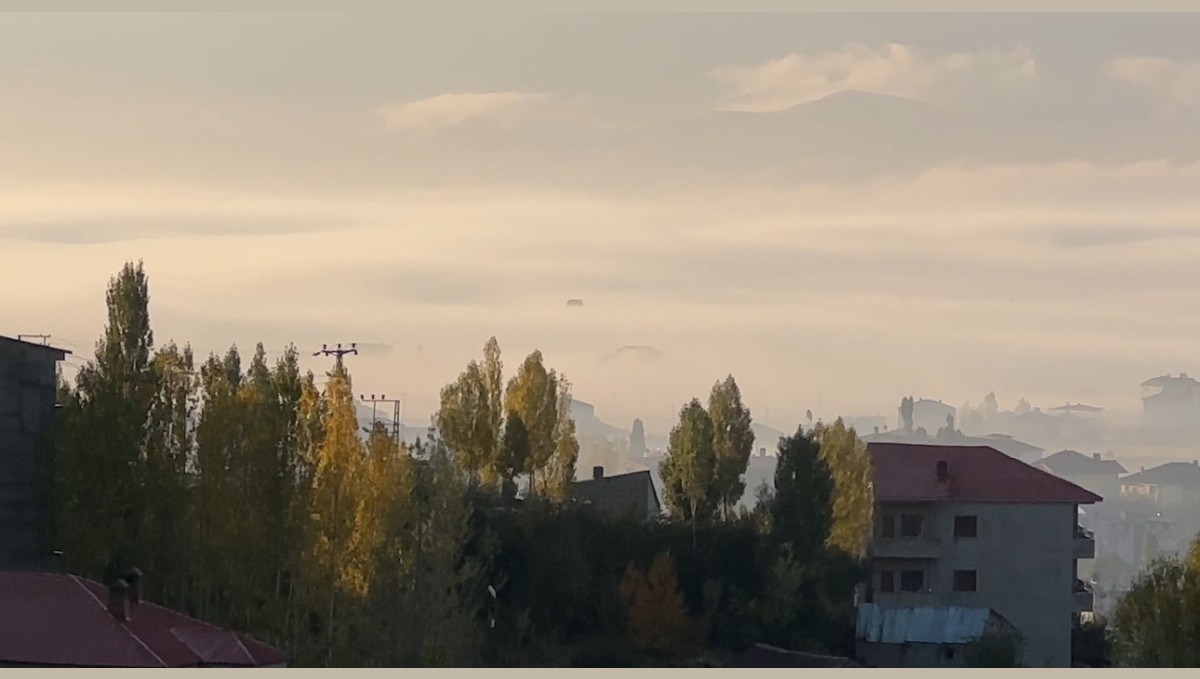 Yüksekova'da sisle gelen doğal güzellik