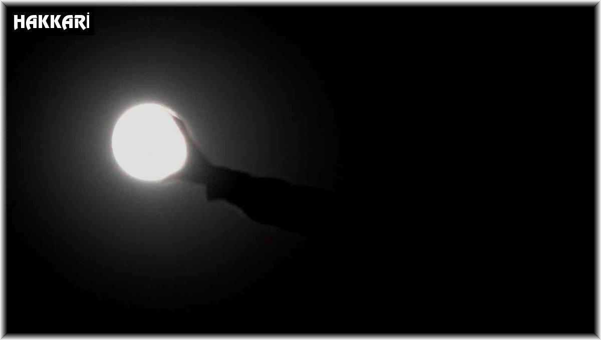 Yüksekova'da Süper Ay kendine hayran bıraktı