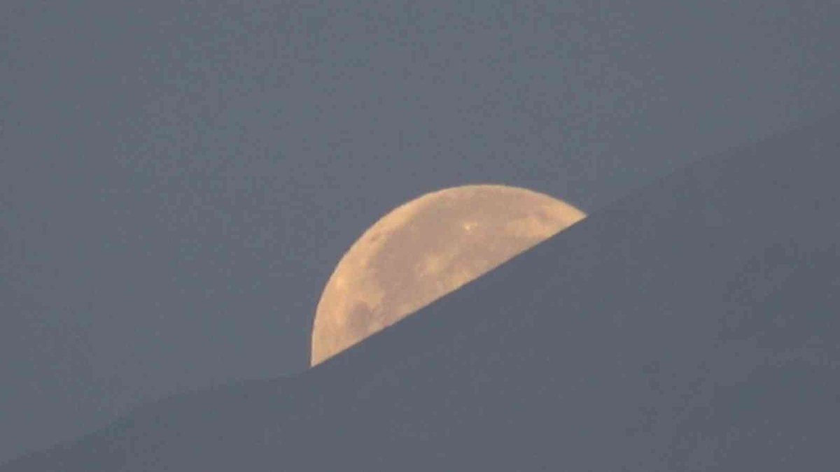 Yüksekova'da 'Süper Ay' kendine hayran bıraktı