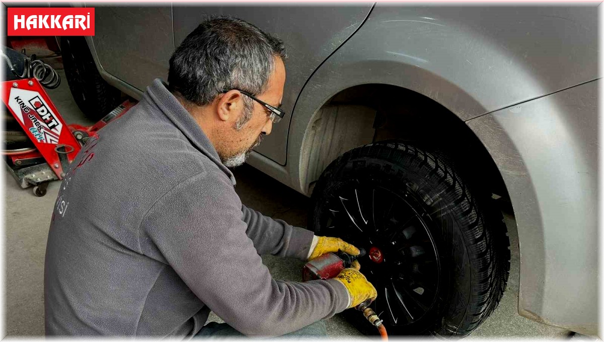 Yüksekova'da sürücüler kış lastiklerini taktırıyor