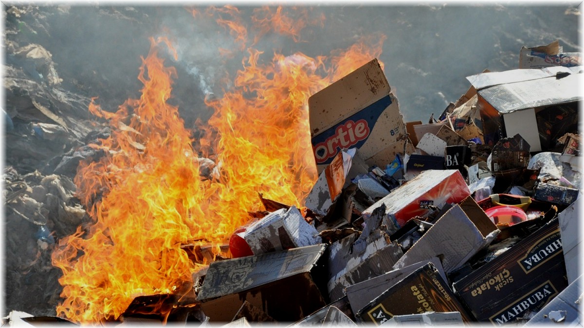 Yüksekova'da tarihi geçmiş 2 kamyon gıda imha edildi