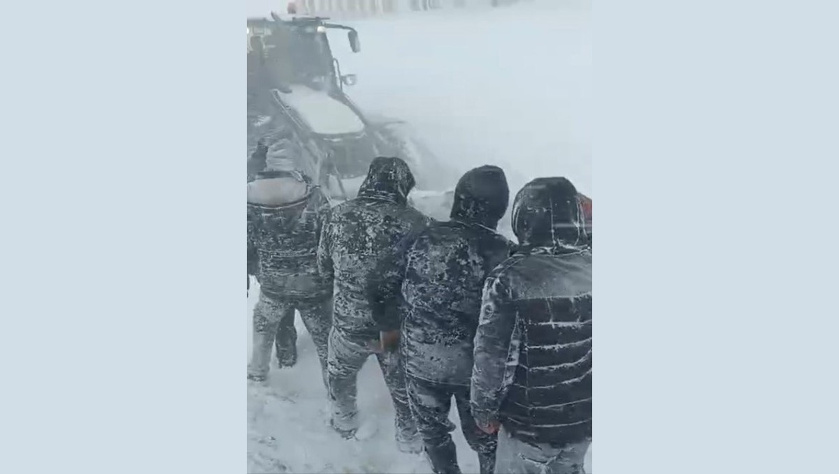 Yüksekova'da taziyeye gidenler fırtınaya yakalandı