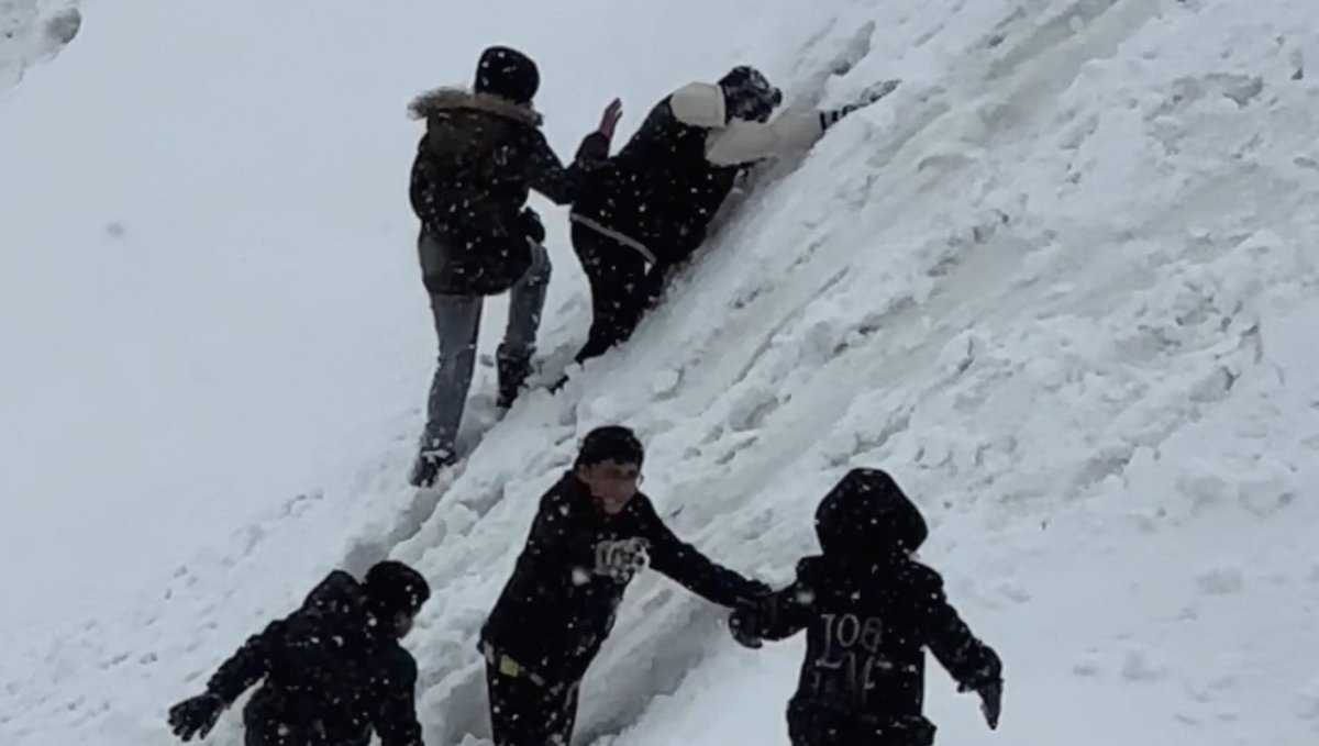 Yüksekova'da tepsiler kızak oldu, karlı yamaçlar oyun alanına dönüştü