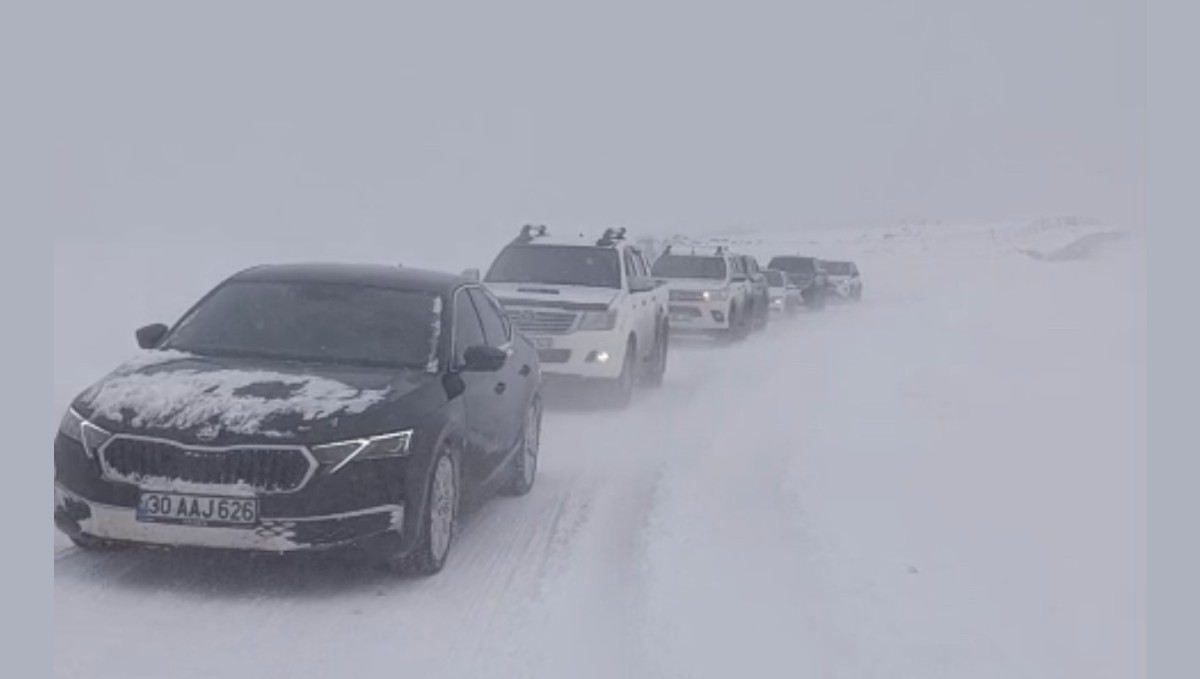 Yüksekova'da tipi ve fırtına nedeniyle 50 araç mahsur kaldı