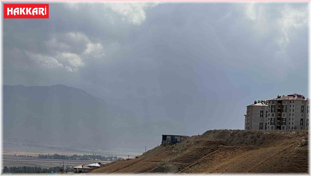 Yüksekova'da toz bulutu dağları kapladı