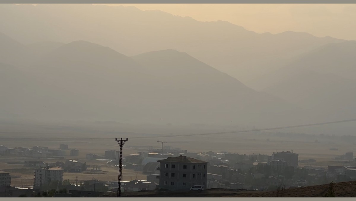 Yüksekova'da toz bulutu etkili oldu