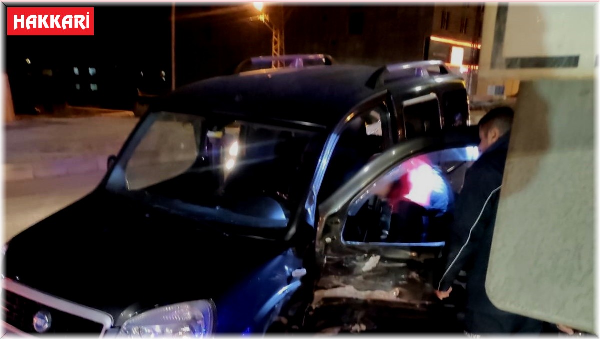 Yüksekova'da trafik kazası: 2 yaralı