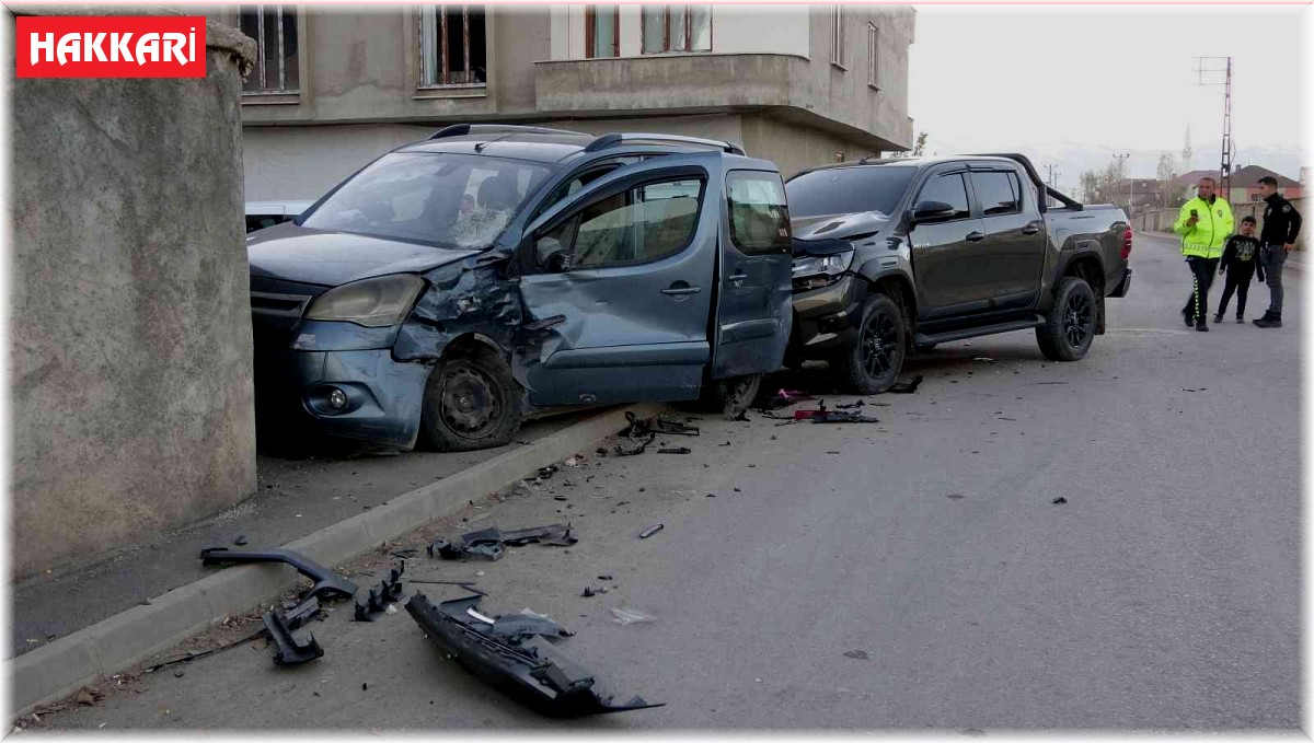 Yüksekova'da trafik kazası: 3 yaralı