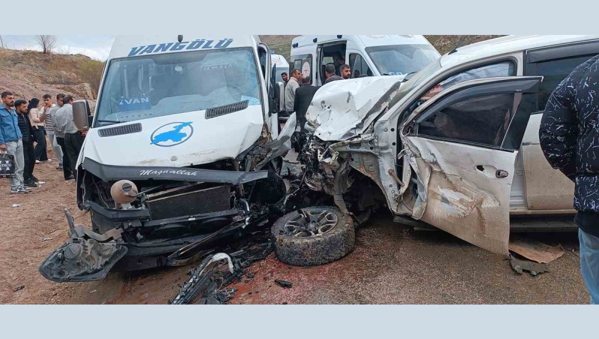 Yüksekova'da trafik kazası: 4 yaralı