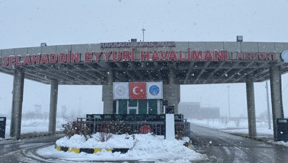 Yüksekova'da uçak seferlerine sis ve kar engeli