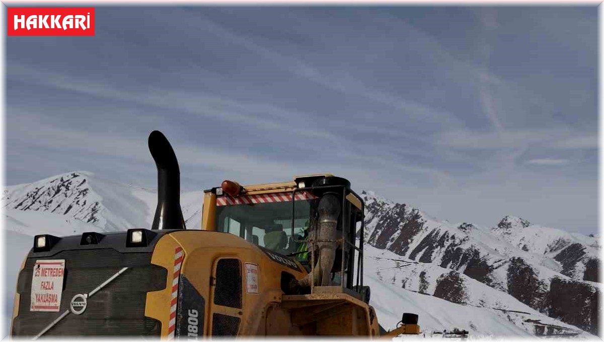 Yüksekova'da üs bölgesi yolunda karla mücadele çalışması