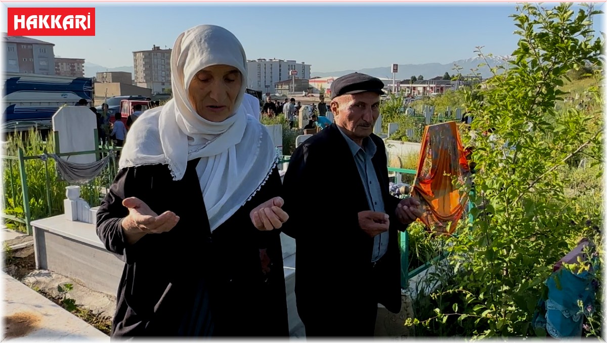 Yüksekova'da vatandaşlar bayram namazı sonrası mezarlıklara akın etti