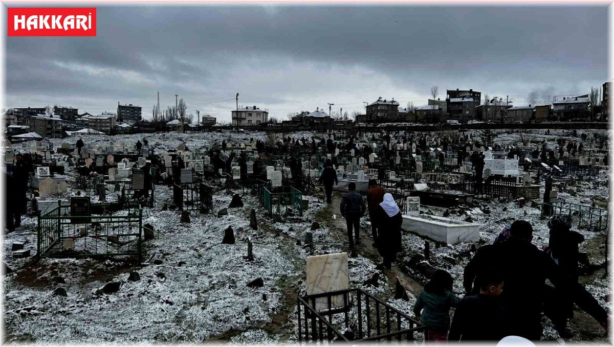 Yüksekova'da vatandaşlar mezarlıklara akın etti
