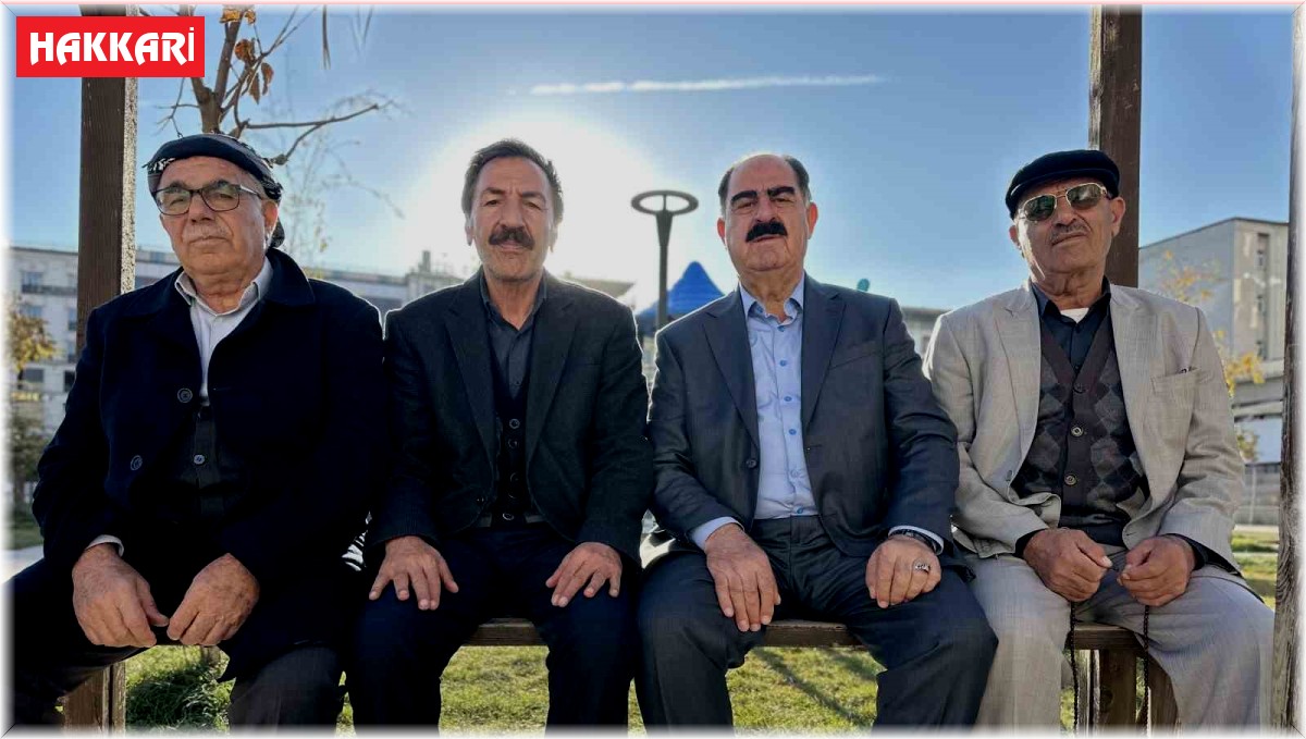 Yüksekova'da vatandaşlar yazdan kalma günlerin keyfini sürüyor