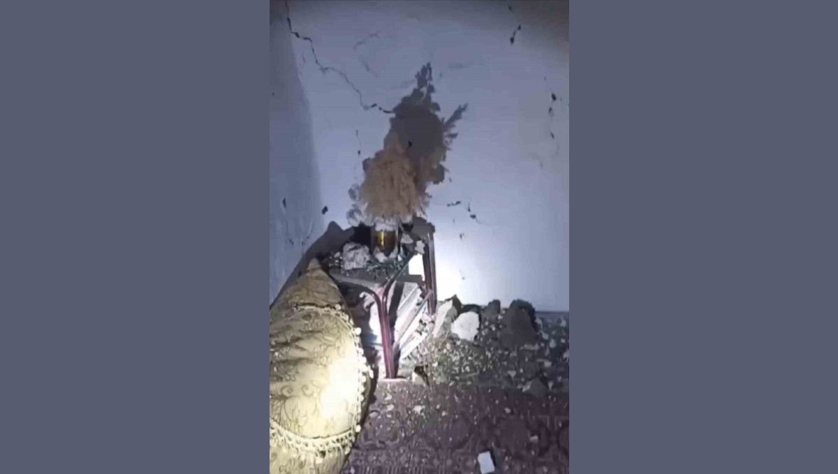 Yüksekova'da yaşanan deprem sonrası evlerde çatlaklar meydana geldi