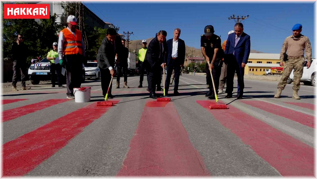 Yüksekova'da 'Yayalara öncelik duruşu, hayata saygı duruşu' etkinliği